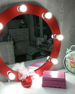 Kırmızı Yuvarlak Işıklı Makyaj Aynası